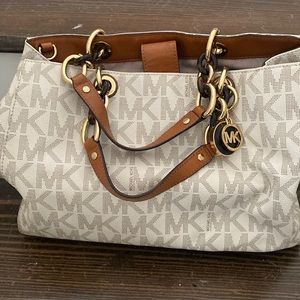 Selling a barely used Michael Kors Hobo style pocketbook